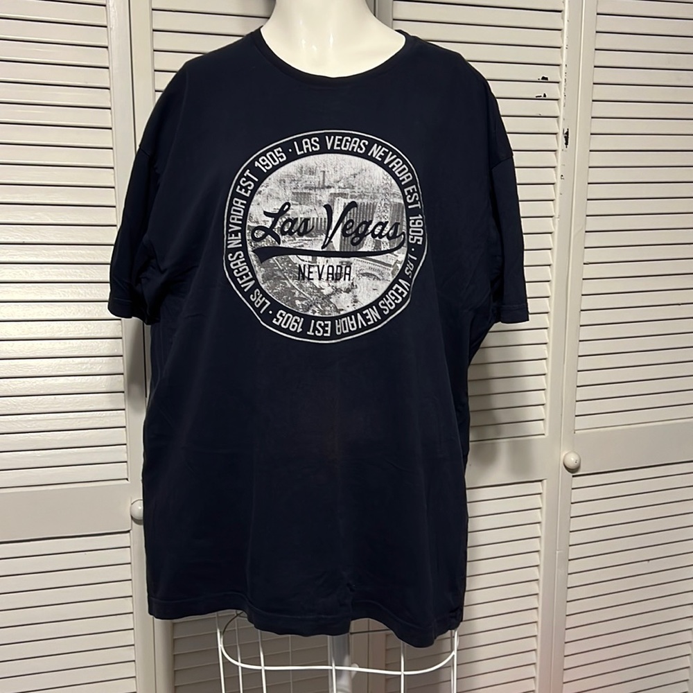 Las Vegas T-Shirt Size XL no holes and a great shirt
